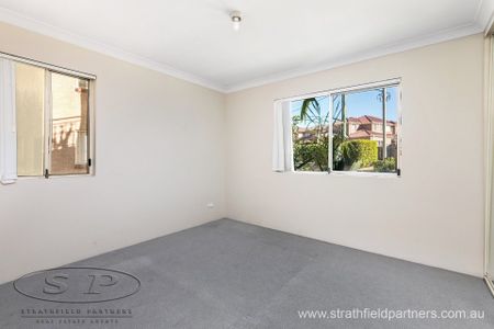 Walk to Westfield, Garden Apartment - Photo 2