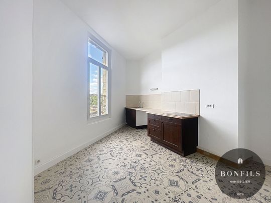 A LOUER AVIGNON INTRAMUROS ( 84000 ) : Appartement non meublé - 4 pièces - 1er étage - charme de l'ancien !, - Photo 1