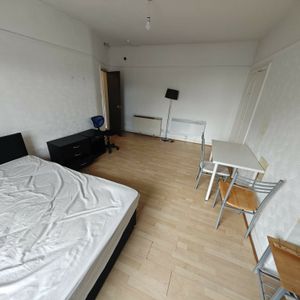 Woodsley Road, Woodhouse - Photo 2