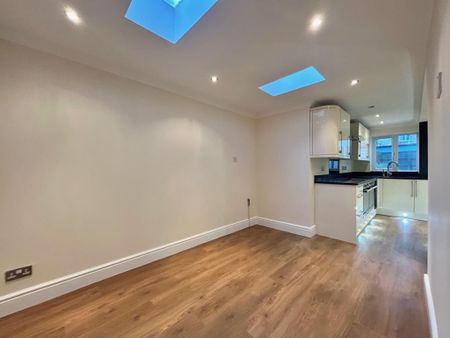 4 bedroom semi-detached house to rent - Photo 2