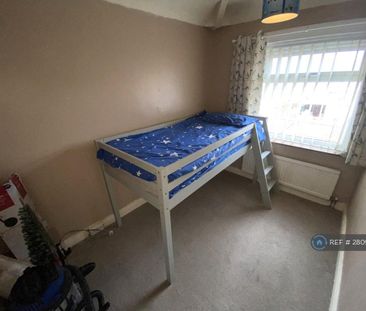 4 bedroom semi-detached house to rent - Photo 3