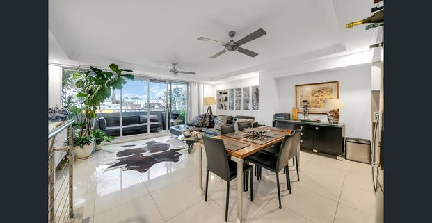 AMAZING LOCATION, CITY VIEWS, FULLY FURNISHED LARGE 3 BEDROOM 2 LEVEL 2 BATHROOM AND TOILET - Photo 1