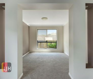 SPACIOUS, EXECUTIVE-STYLE HOME IN BRIDGEMAN DOWNS - Photo 1