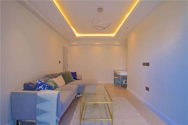 Three bedroom apartment set within the portered block of Dorset House, 0.3 miles from Regents Park - Photo 1