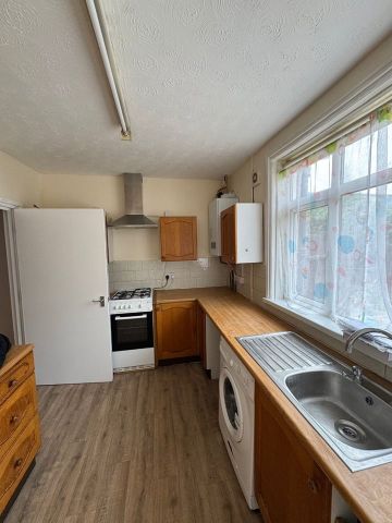 2 Bed Flat, Wide Lane, SO18 - Photo 2