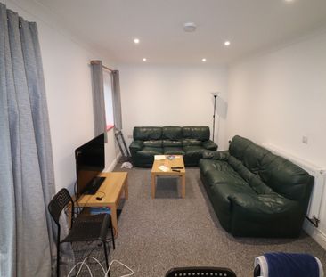 6 Bed Semi-Detached House, Arnold Road, SO17 - Photo 1