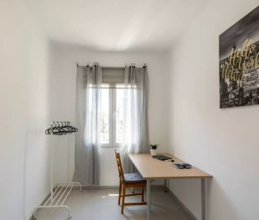 Room in a shared 3-bedroom apartment for rent in Ciutat Jardí, perfect for students - Foto 2