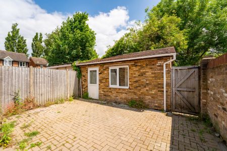 3 bedroom Semi-detached house to rent - Photo 4