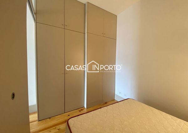 Apartamento T0+1 para arrendamento na Rua Santa Catarina, Porto