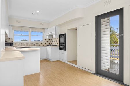 Retro Gem - Refurbished Three Bedroom Home - Photo 2