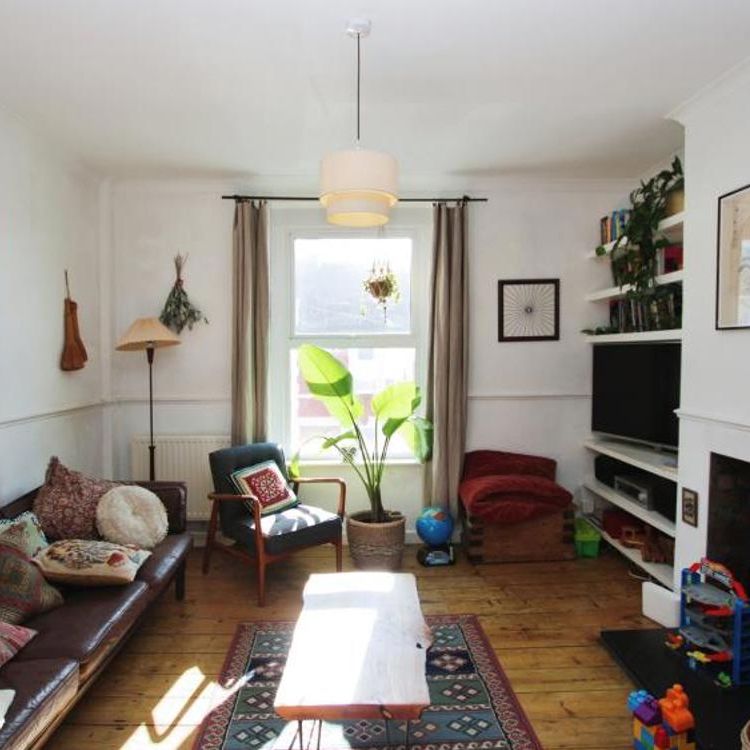 A splendid three bedroom terraced house available for rent in the highly sought-after St. Werburghs. Available on an unfurnished basis. - Photo 1