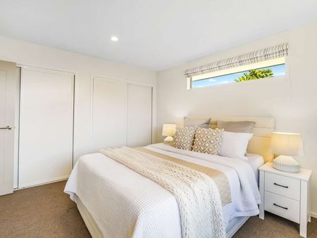 Lovely Three Bedroom Family Home! - Photo 5