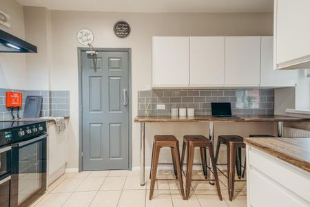 1 bedroom in a flat share to rent - Photo 3