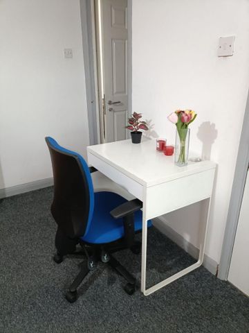 1 bedroom Flat To Let - Photo 2
