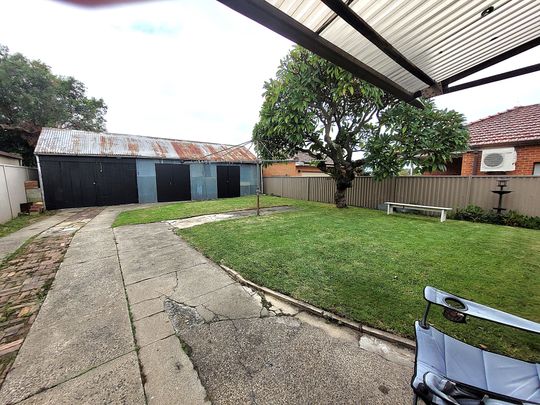 Carlton - Photo 1