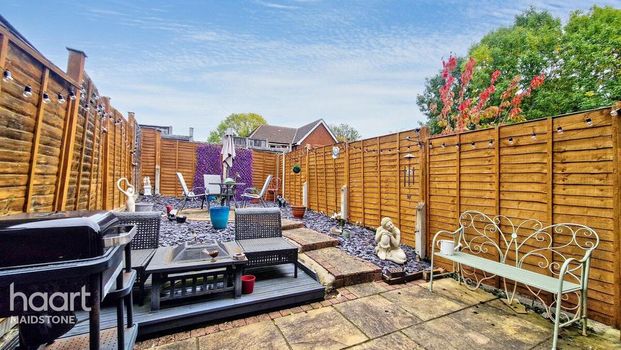 2 bedroom end of terrace house to rent - Photo 1