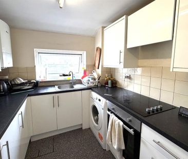 3 bedroom flat to rent - Photo 6
