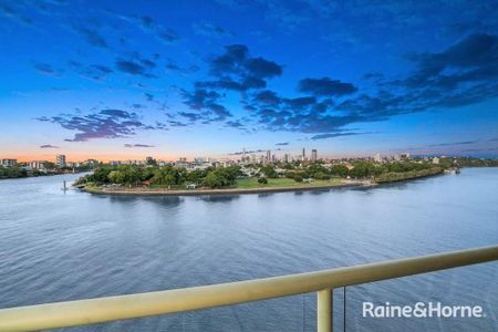 Sub-Penthouse With Spectacular Views - Photo 4