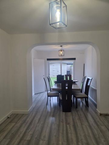 5 bedroom semi-detached house to rent - Photo 2