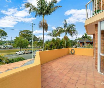 Bright & Spacious Living in the Heart of Palm Beach - Photo 5