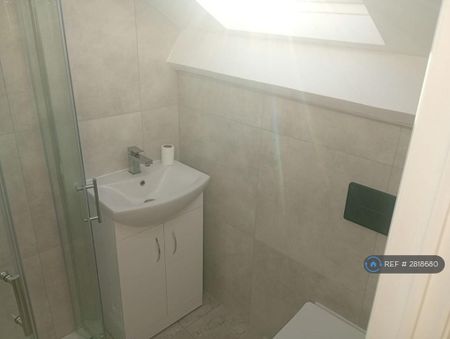 3 bedroom semi-detached house to rent - Photo 3