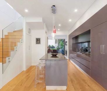 Architect designed family home Capturing sweeping north-easterly ocean views positioned in a serene cul-de-sac - Photo 4