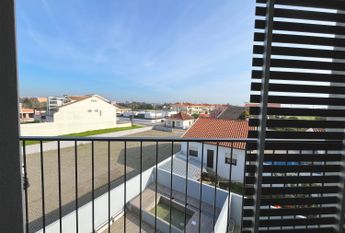 2 bedroom flat like new near the Wisteria Shopping Center!