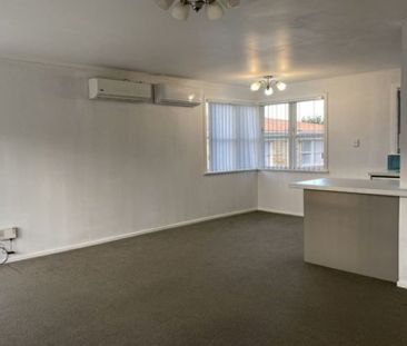 Cosy in Bucklands Beach - Photo 2