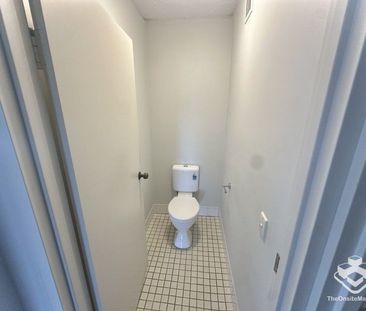 2-Bedroom Apartment with Breathtaking Gold Coast Skyline Views - Photo 2