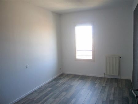 Location Appartement 5 pièces 101m² ROMANS SUR ISERE 26100 - Photo 3
