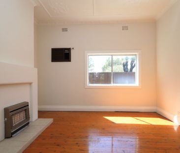 Three Bedroom Family Home - Photo 6