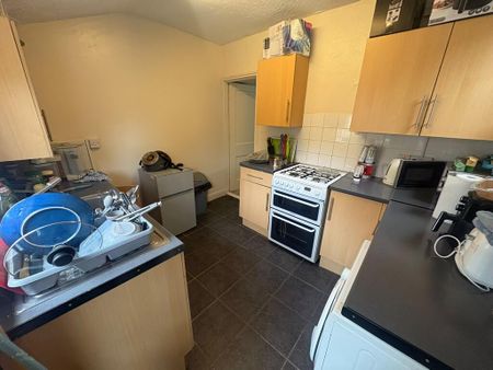1 bedroom in a house share to rent - Photo 4