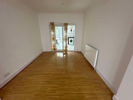 Leamington Gardens, Ilford, IG3 - Photo 3