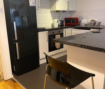 Room in a Shared House, Exhibition Close, W12 - Photo 1