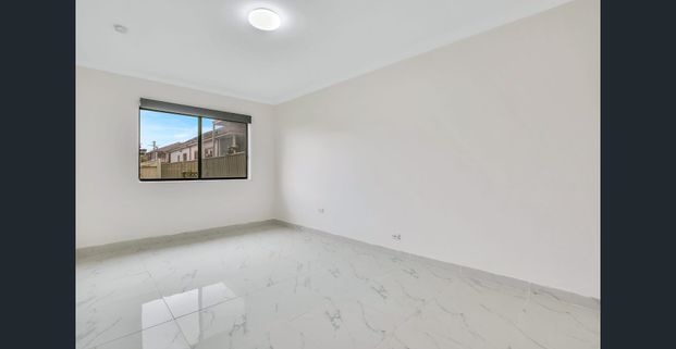 Refreshed, Modern And Spacious, Oversized And Private One Bedroom Courtyard Villa In A Convenient Location, Only Moments To All Amenities - Photo 1