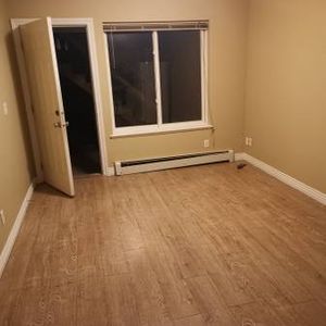 1 bedroom 1 bath basement - Photo 2