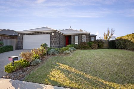 Four Bedroom Family Home - Photo 5