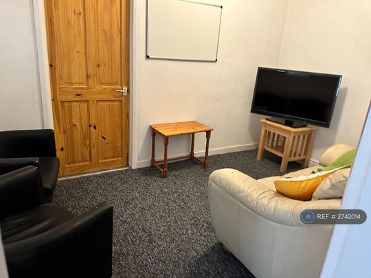 4 bedroom semi-detached house to rent - Photo 1