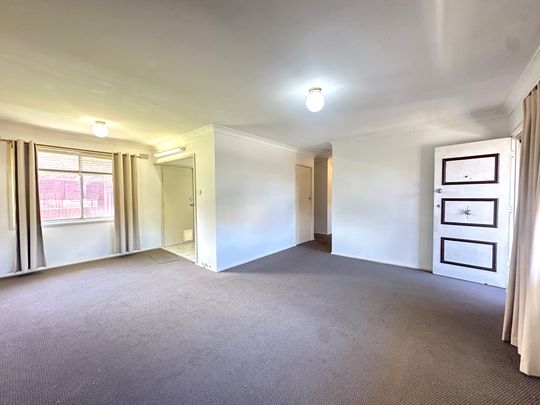 Neat 3 Bedroom House in a great location - Photo 1