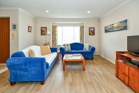 Charming 3BR Wattle Downs Retreat - Photo 2