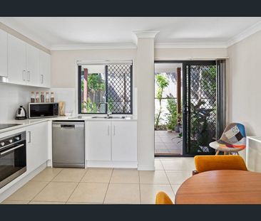 Stunning Townhome - Walking Distance to Coorparoo Square! - Photo 4