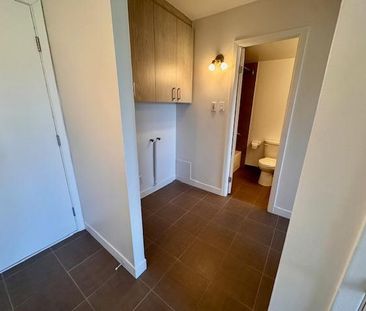 IMPECCABLE 3 1/2 FRAIS RÉNOVÉ - TOUT BÉTON - QUALITÉ/PRIX! - Photo 3