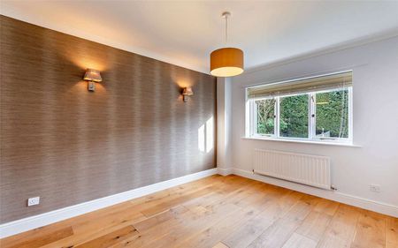 Spacious modern detached family home with superb open plan kitchen/dining room on quiet Wilmslow Cul-De-Sac - Photo 4