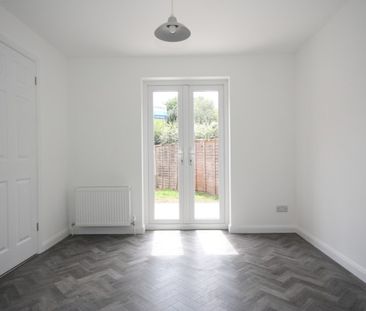 Goldsworth Park, Woking - Photo 1