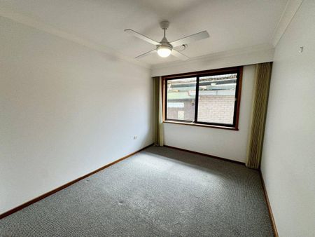 Three Bedroom Home with Golf Course Views - Garden and Lawn Maintenance Included - Photo 5