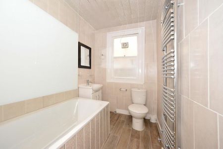 3 bedroom flat to rent - Photo 3