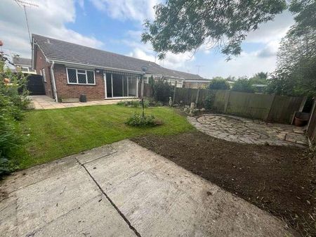 Devon Gardens, Rochford, Essex, SS4 - Photo 2