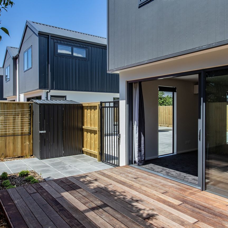 Modern Two-bedroom Townhouse with Off-Street Park Edgeware - Photo 1