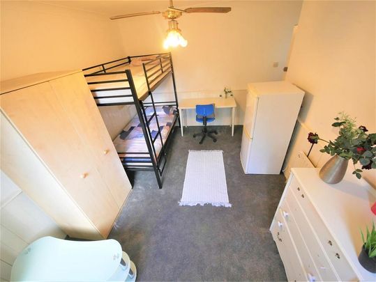 13 bedroom house share to rent - Photo 1