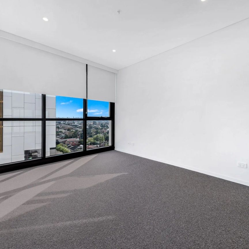 BRIGHT & SPACIOUS 1 BEDROOM APARTMENT WITH CITY VIEWS - Photo 1